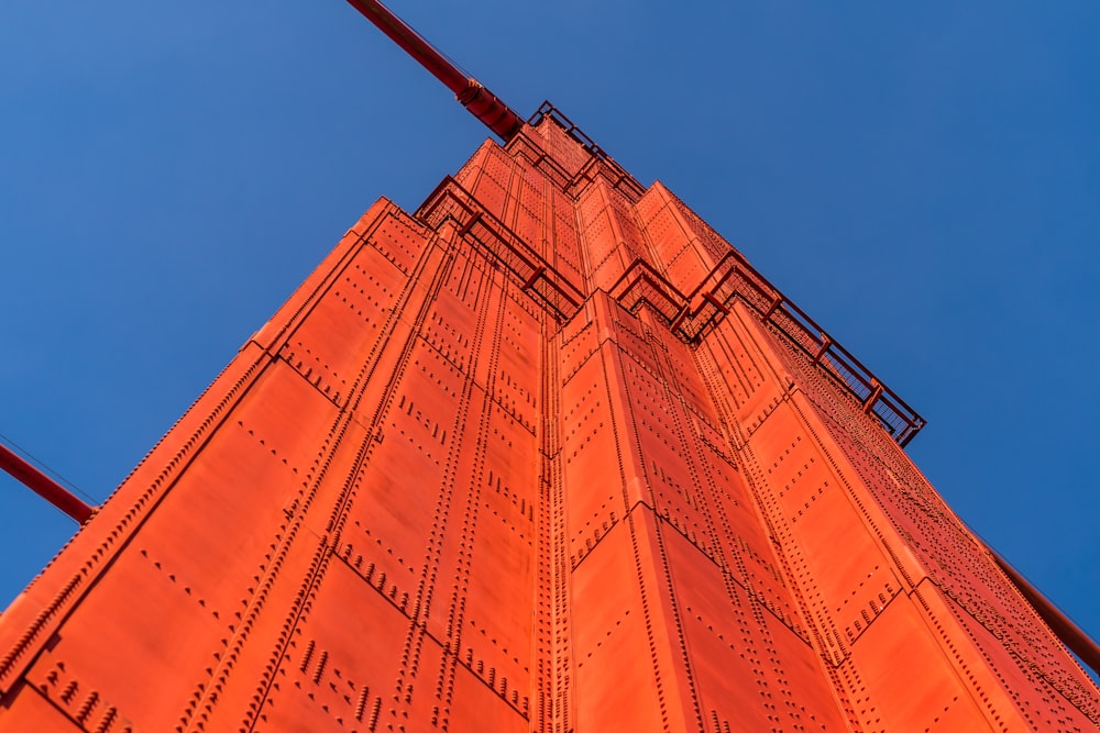 オレンジ色の建物のローアングル写真