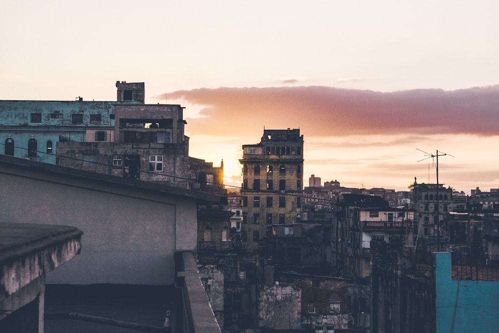 Stadt bei Sonnenuntergang