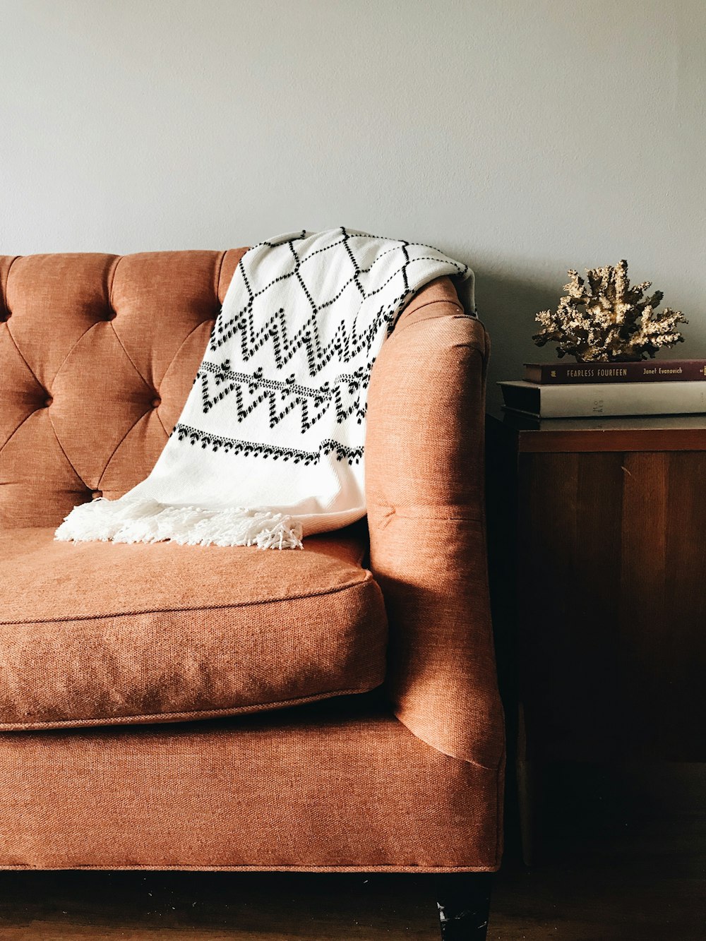 textil blanco y negro sobre sofá marrón