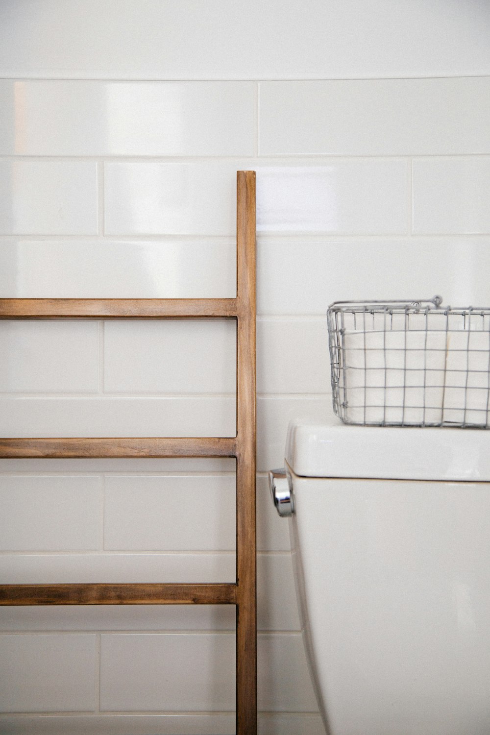 Panier en acier inoxydable sur le dessus de la cuvette de toilette en céramique blanche