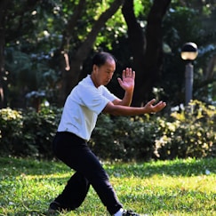 homme dans mouvement de qi gong et tai-chi