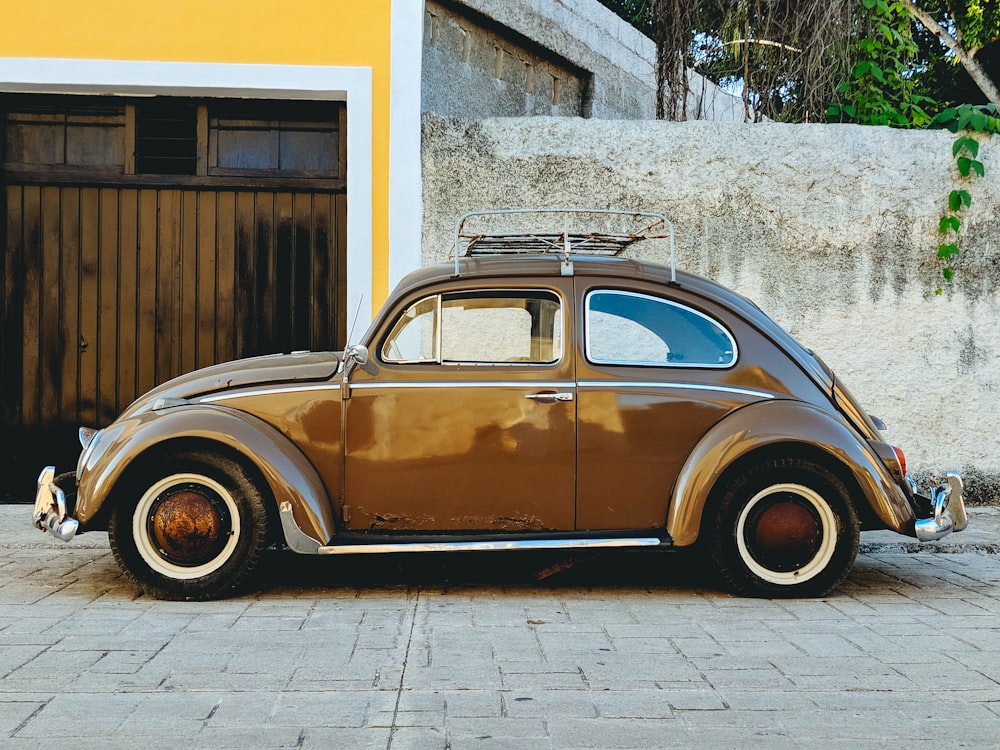 Coccinelle Volkswagen marron garée