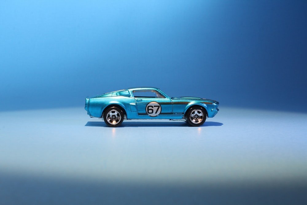 coche de juguete azul fundido a presión
