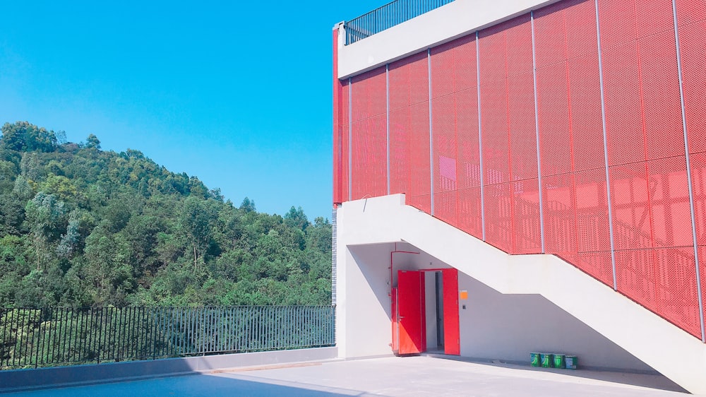 edifício de vidro colorido vermelho e branco