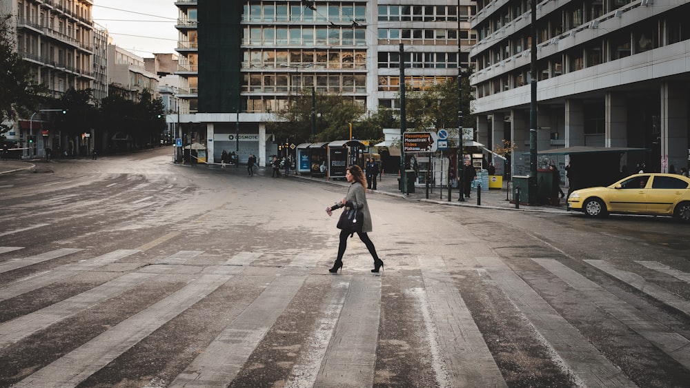 Mujer caminando en el carril peatonal