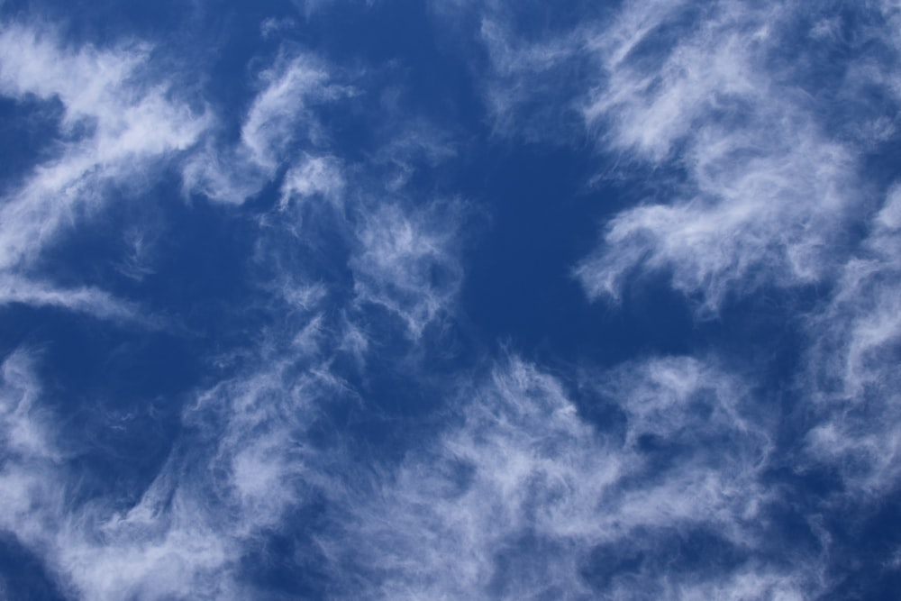 fotografia del cielo blu