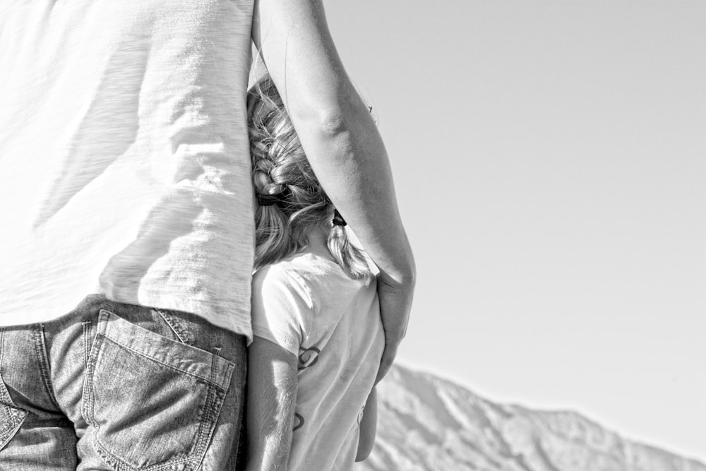 Hombre abrazando a su hija