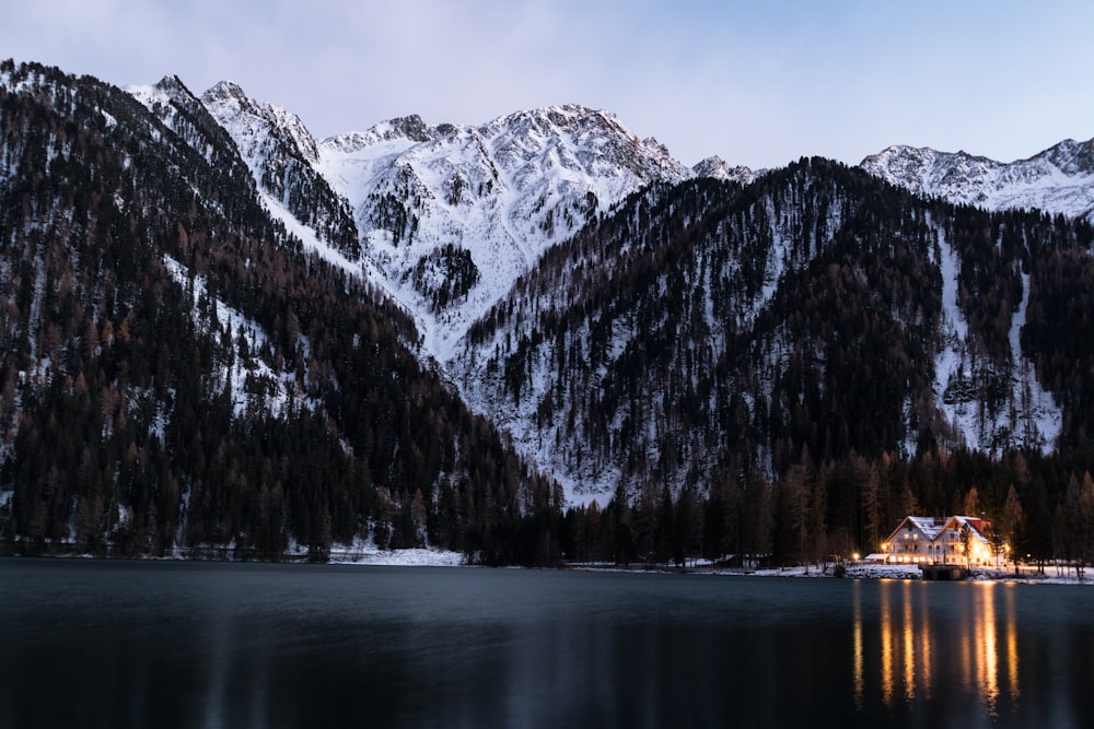 Montagne grise et blanche près du plan d’eau dans la photographie de paysage