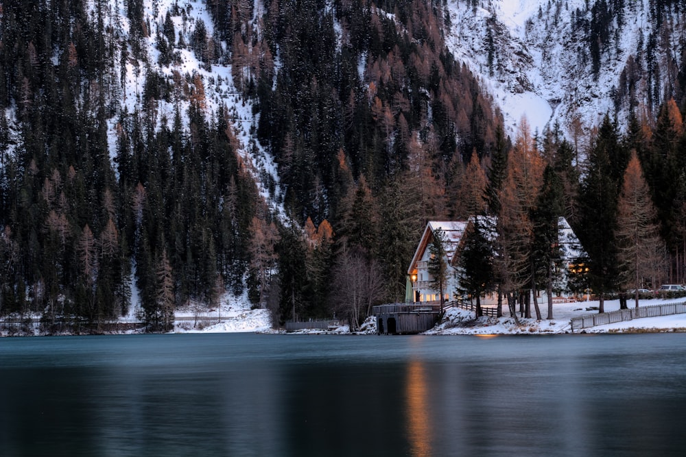 casa ao lado do corpo de água durante o inverno