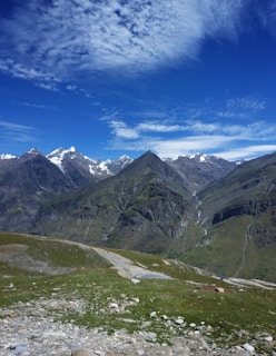 A breathtaking view of the mountains along the walking route.
