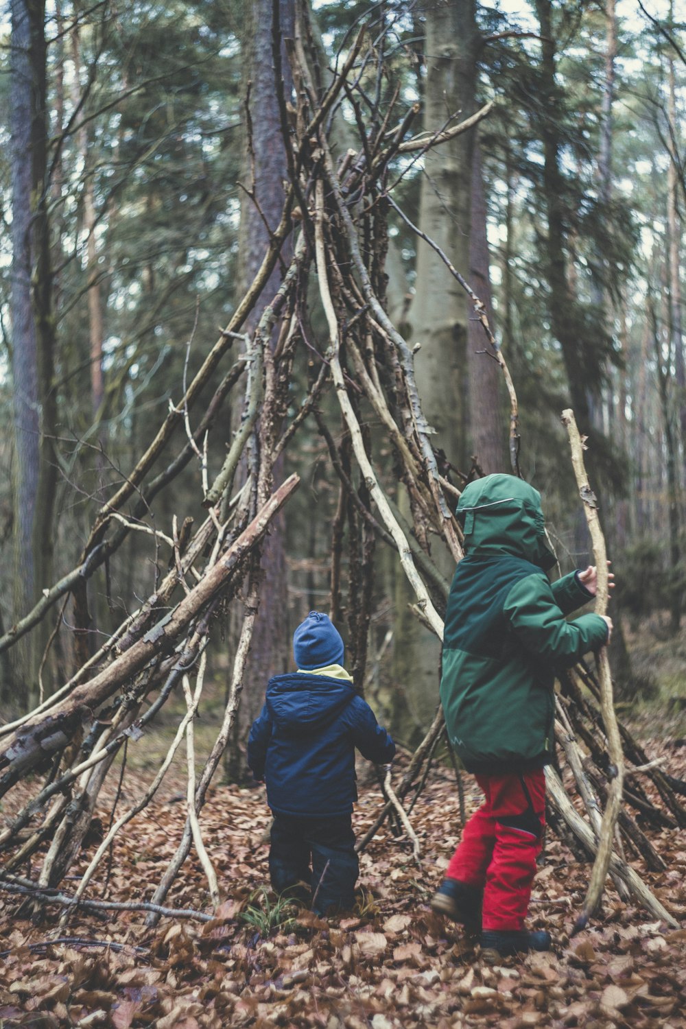 Dos personas en el bosque