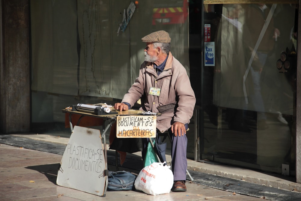 uomo seduto infronting tavolo