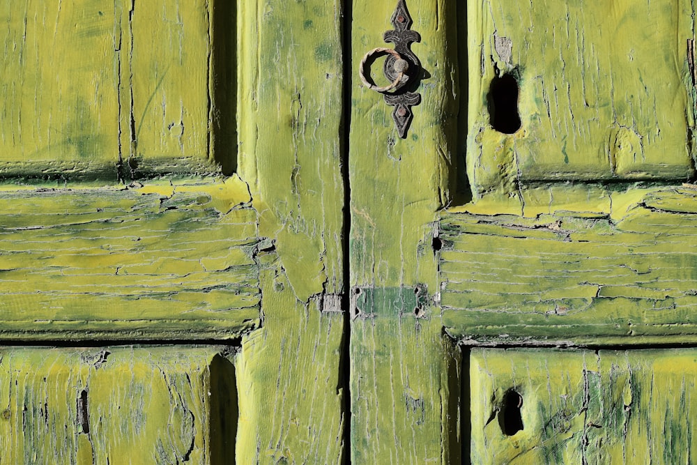 puerta cerrada de madera marrón de 2 paneles