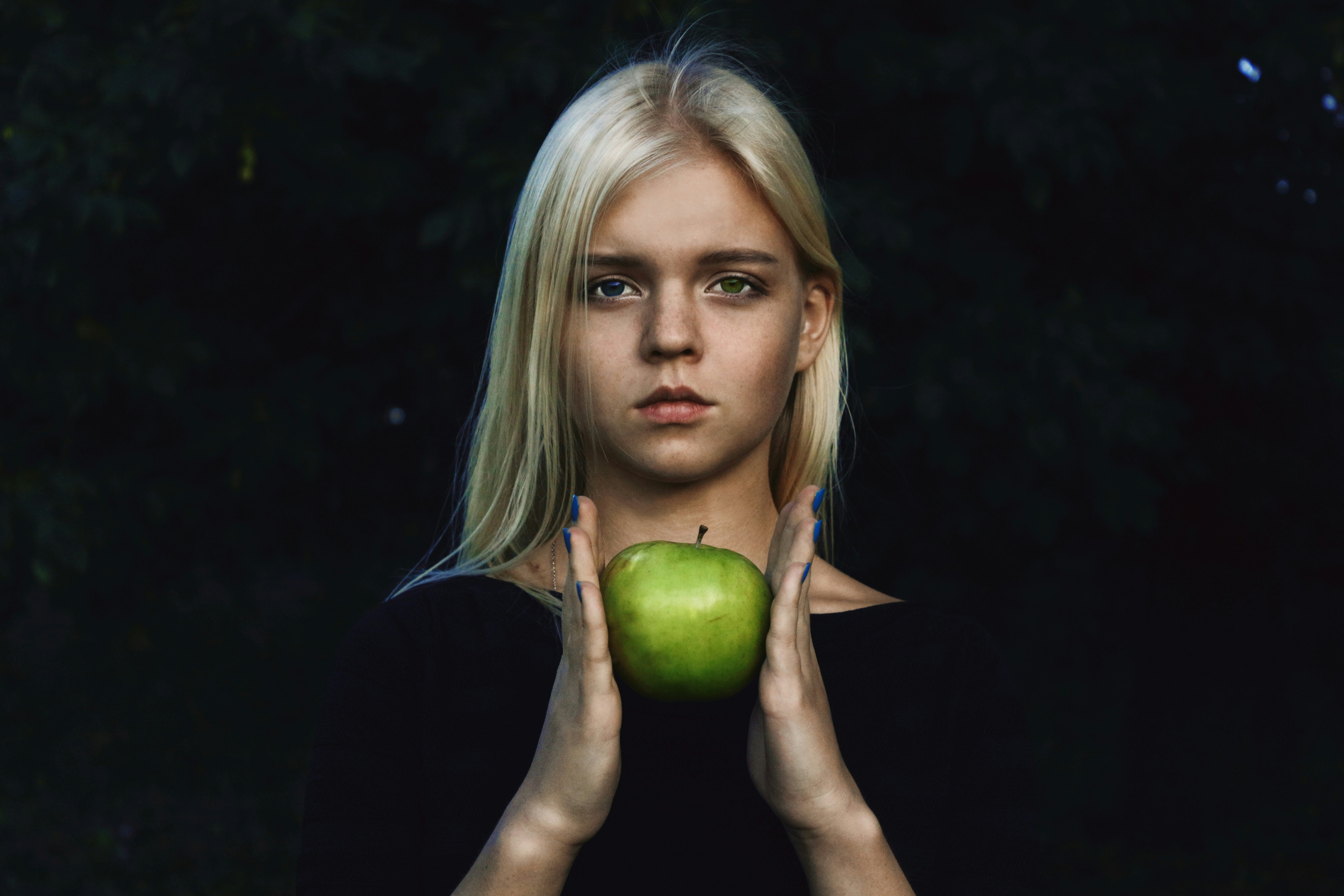 I met her at the park standing with that green apple. She did nothig. Me too. 
But when I came home I`ve found that picture on my camera.