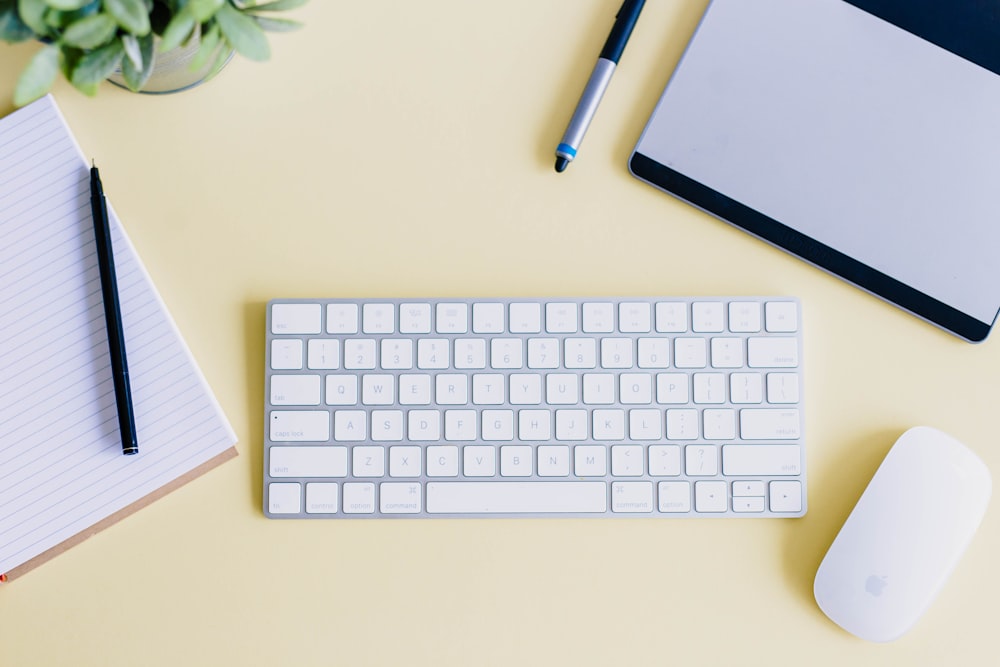 un teclado y un ratón en un escritorio