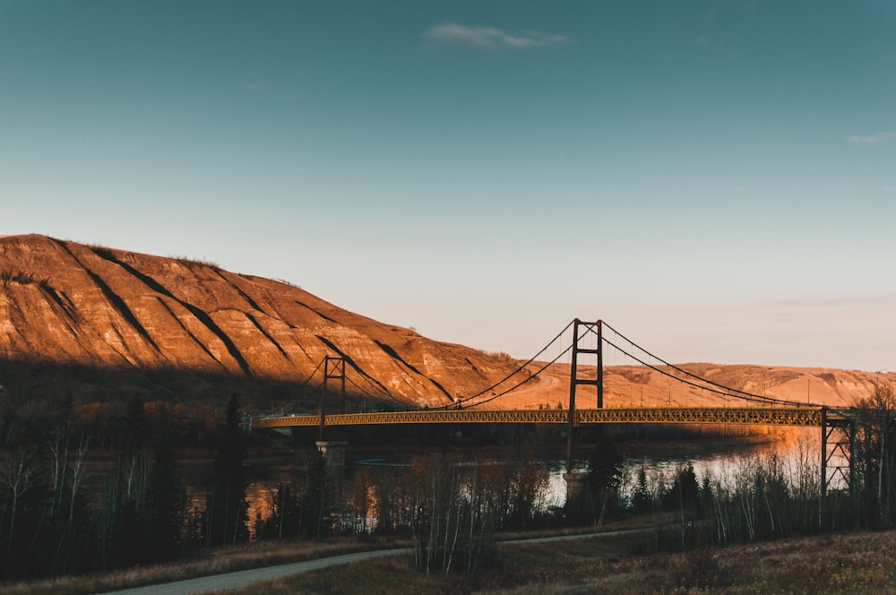 Brücke in der Nähe des Hügels