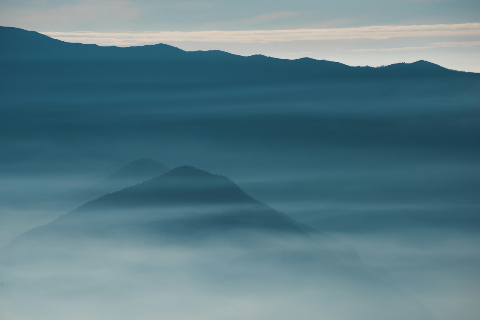 Nikon AF-S Nikkor 70-300mm F4.5-5.6G VR sample photo. Silhouette of foggy mountain photography