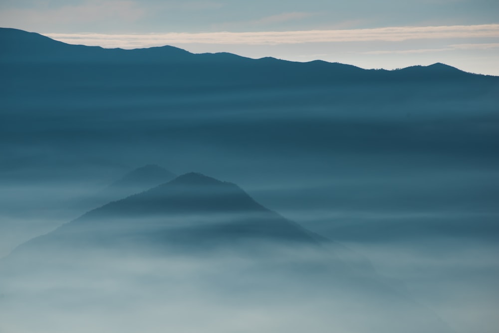silhouette di montagna nebbiosa