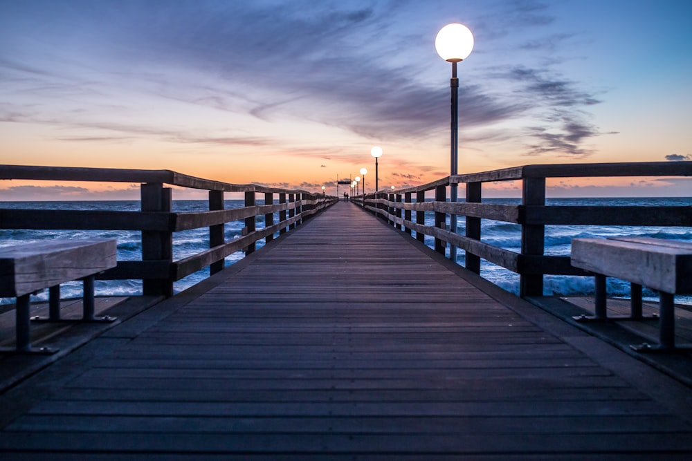 braunes Holzdock unter blauem Himmel