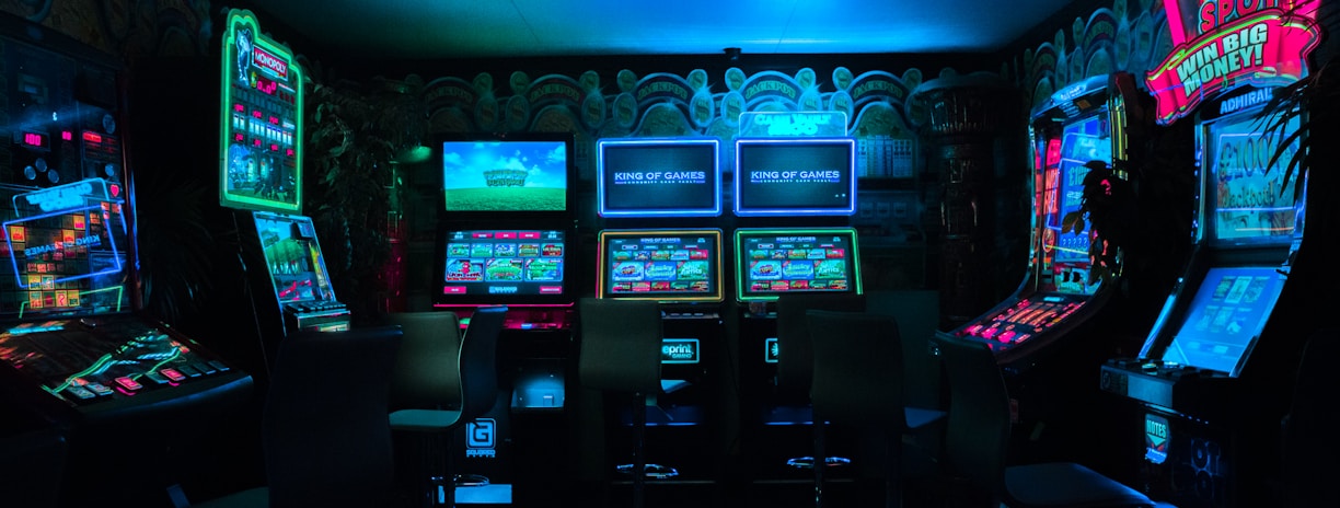 gaming room with arcade machines