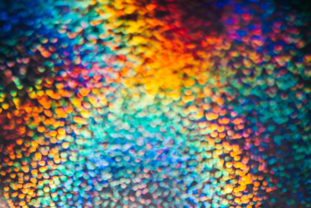 um close up de um objeto multicolorido com um fundo preto