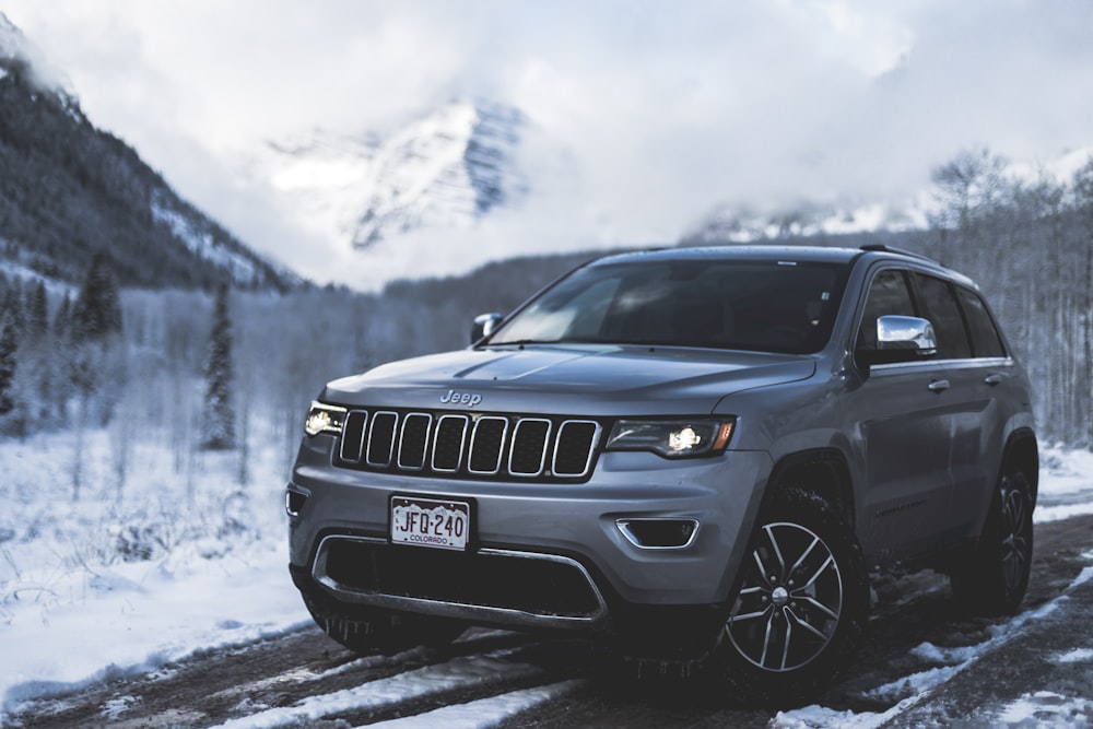 grauer Jeep-SUV auf der Straße geparkt