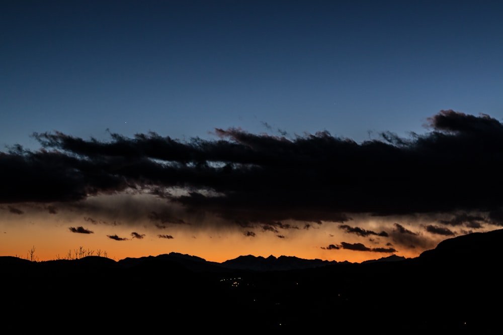 Silhouette des Berges in der Abenddämmerung