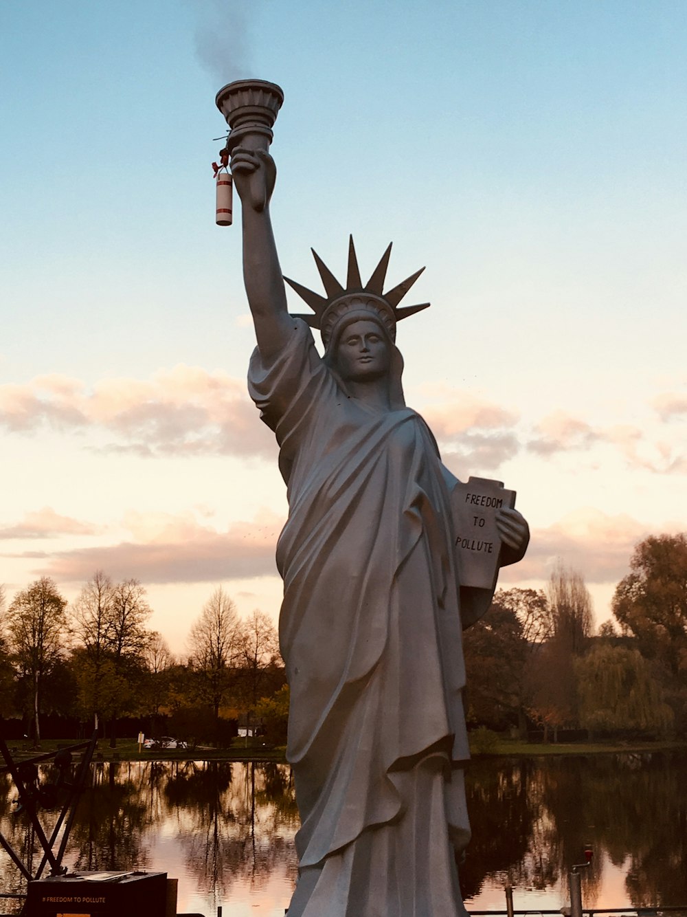 uma estátua da liberdade segurando uma vela acesa