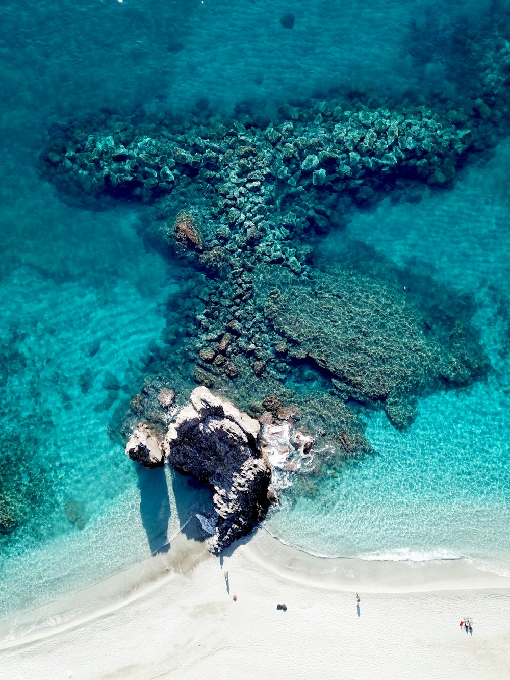 Fotografia vista panorâmica de areia branca à beira-mar