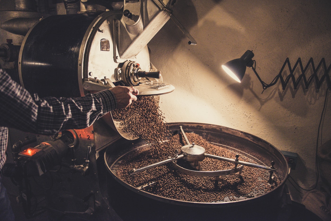 Preparação artesanal de café português com técnicas tradicionais