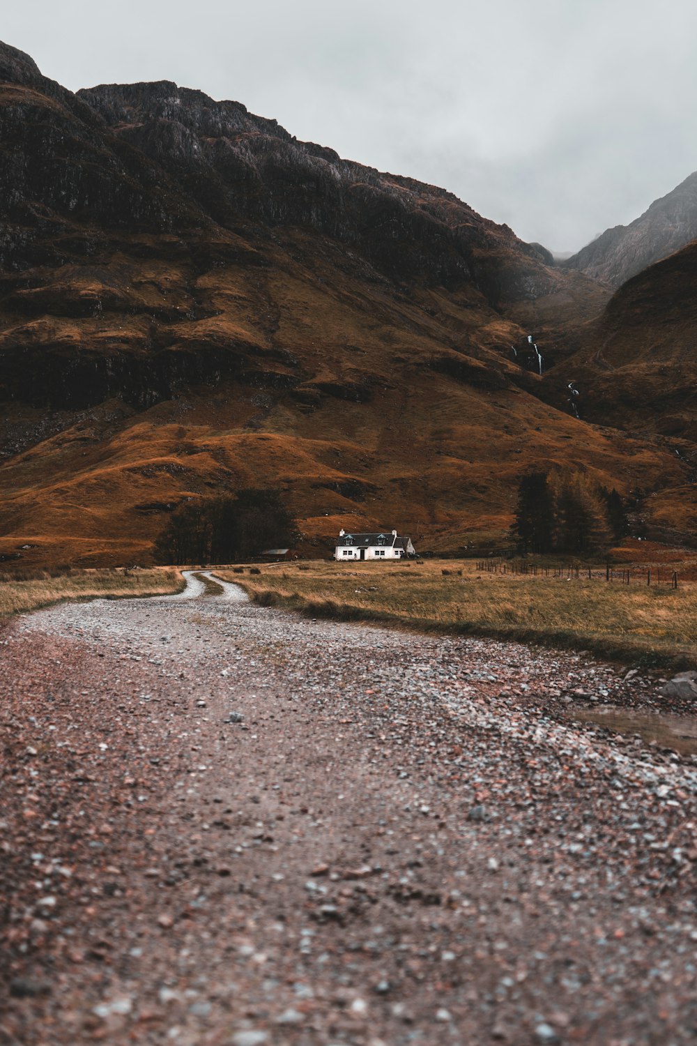 Casa de conducción de carretera en la ladera