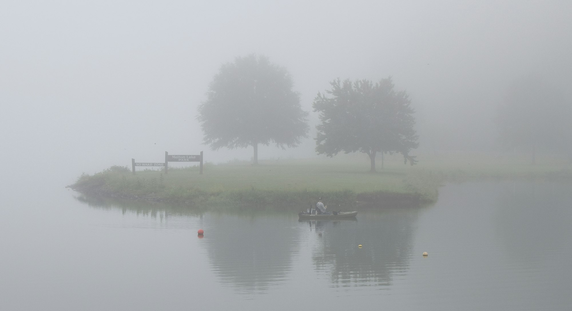 Embarcation sur un lac dans la brume du matin