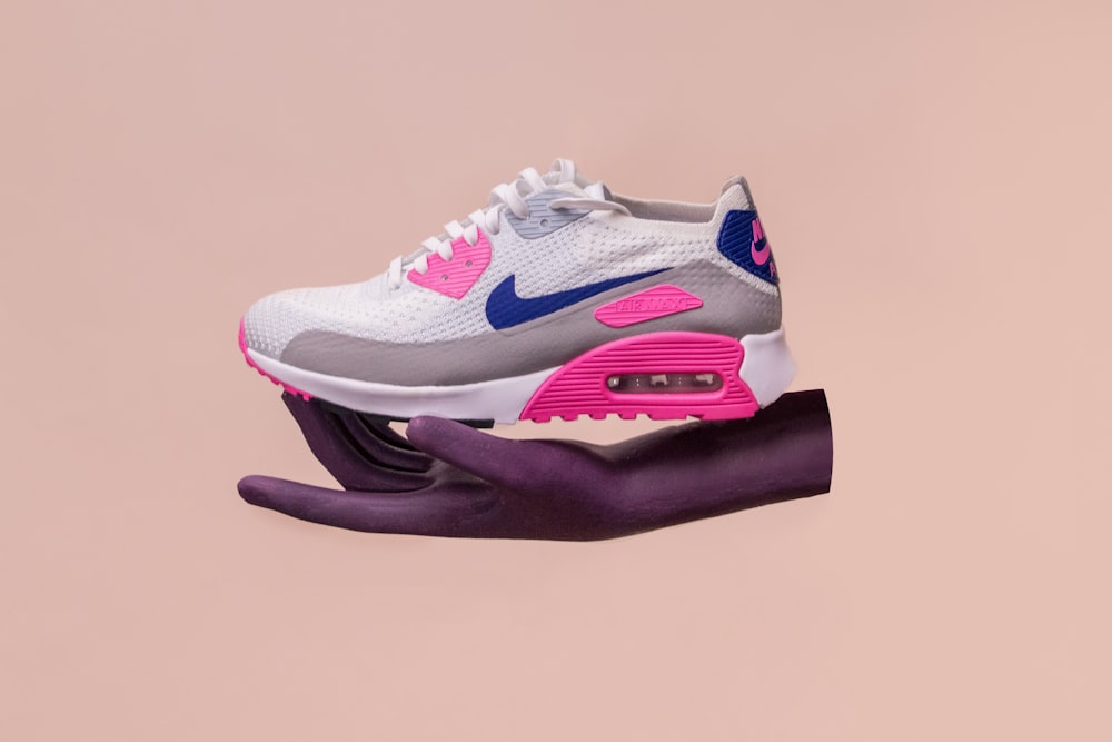 짝을 이루지 않은 흰색, 회색 및 파란색 Nike Air Max 90 신발