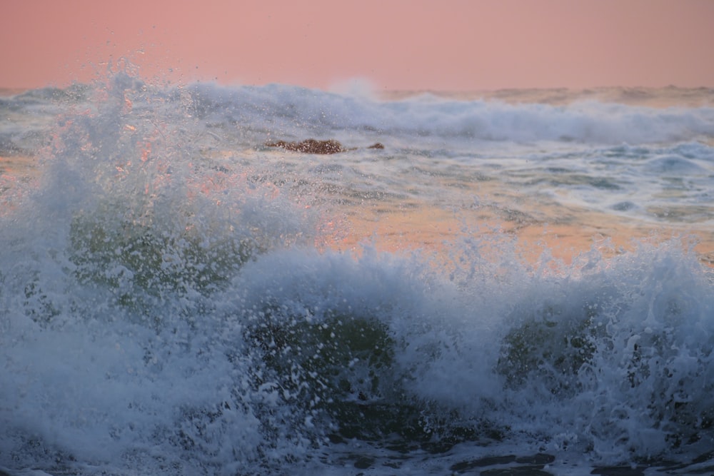 sea waves during daytime