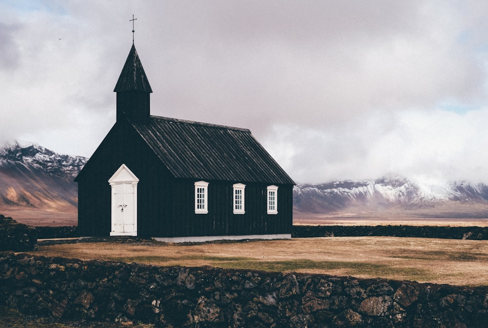 Chiesa in bianco e nero vicino allo sfondo del campo aperto di Mountain View