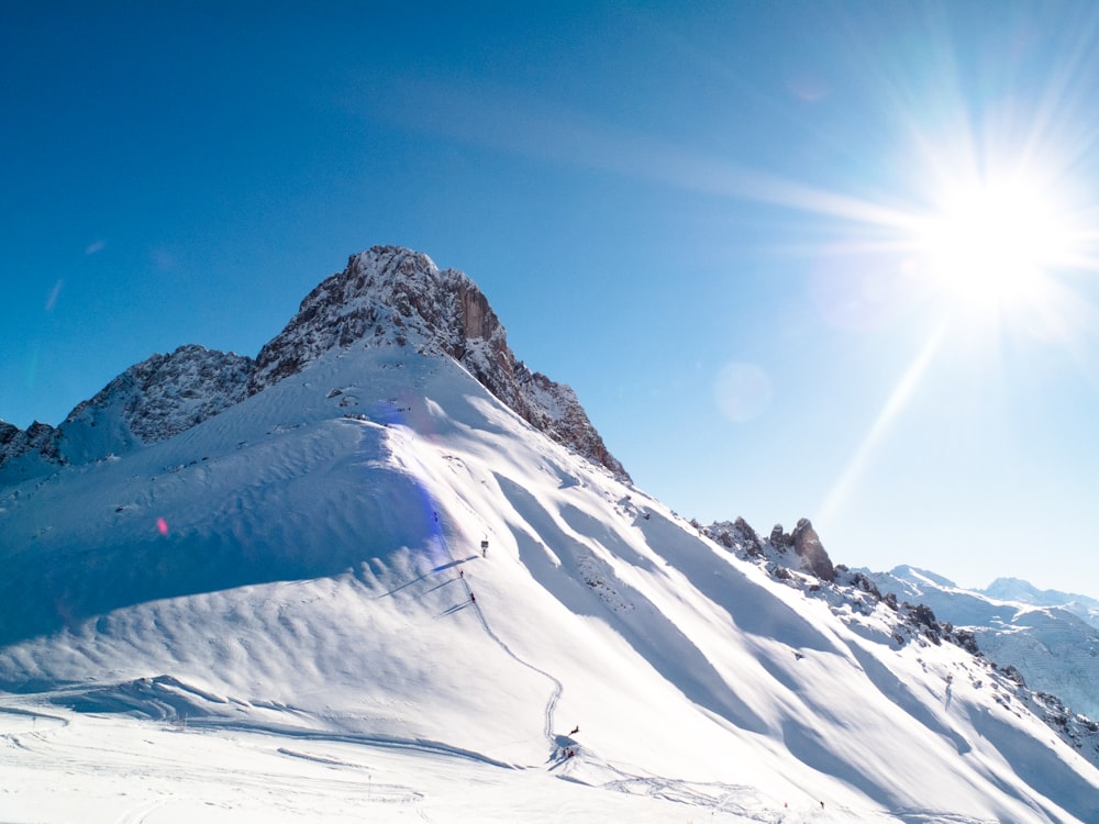 groupe de personnes skiant sur les montagnes pendant la journée