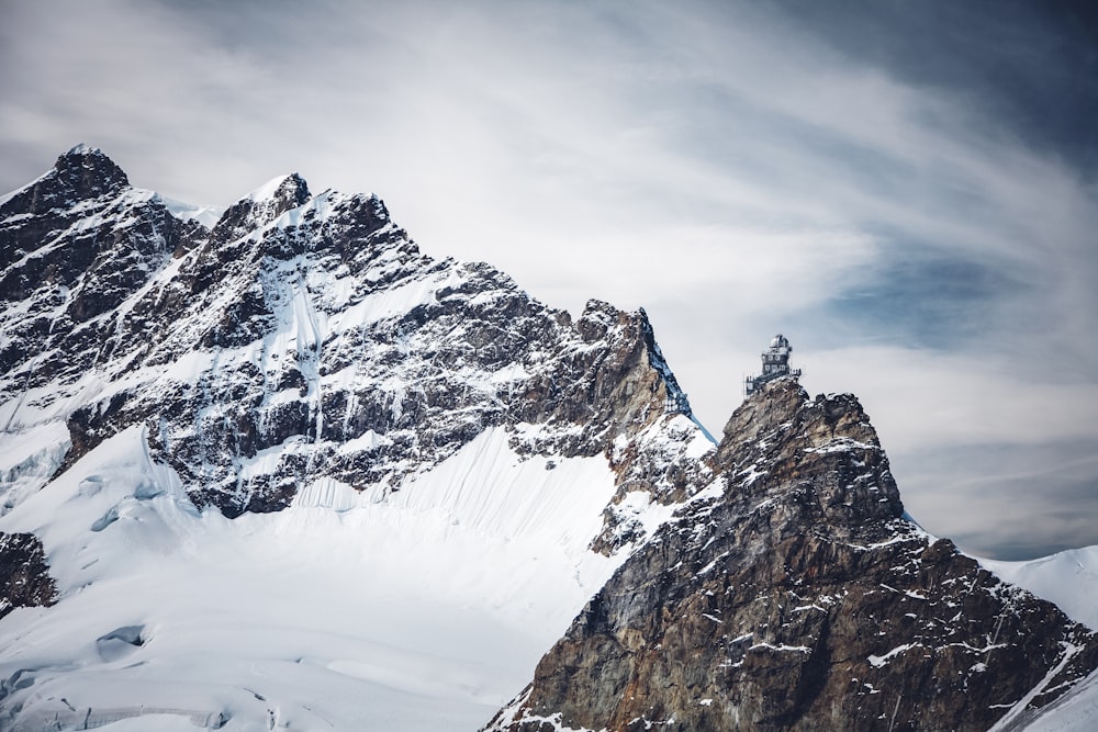 foto de closeup da montanha revestida de neve