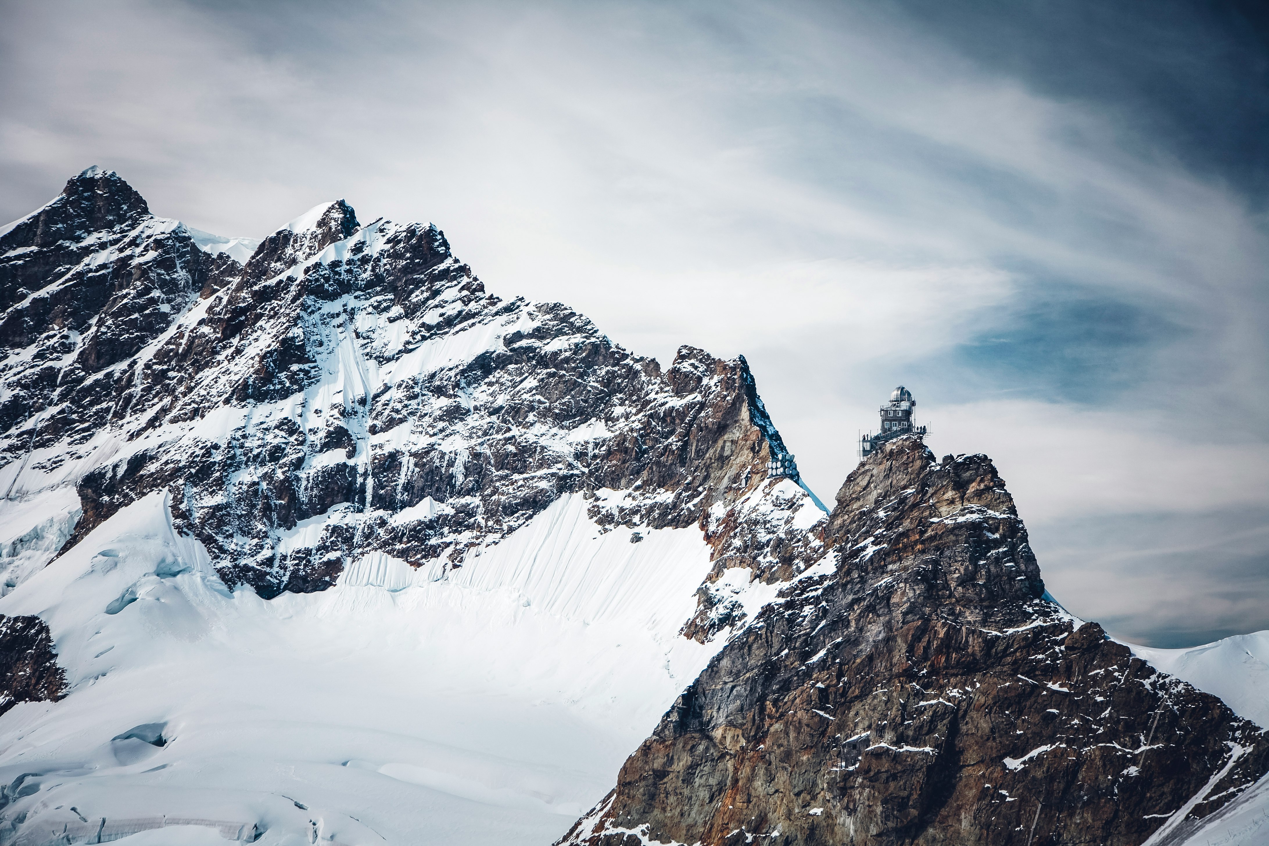 closeup photo of snow coated mountain