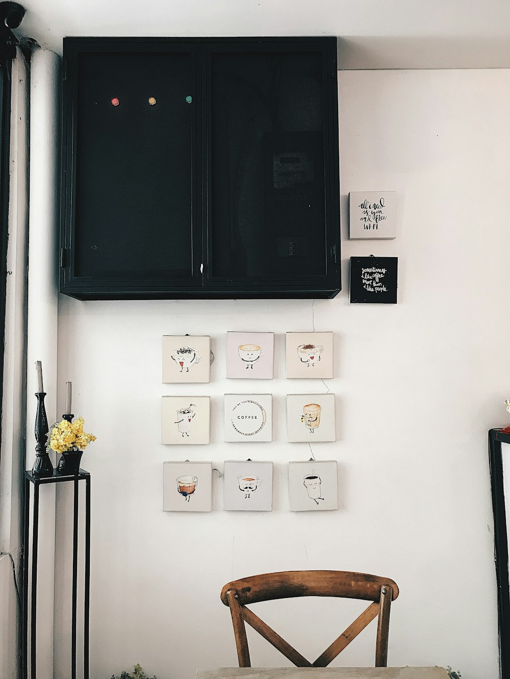 Pinturas pretas brancas quadradas de café variado sob o armário de madeira dentro do quarto