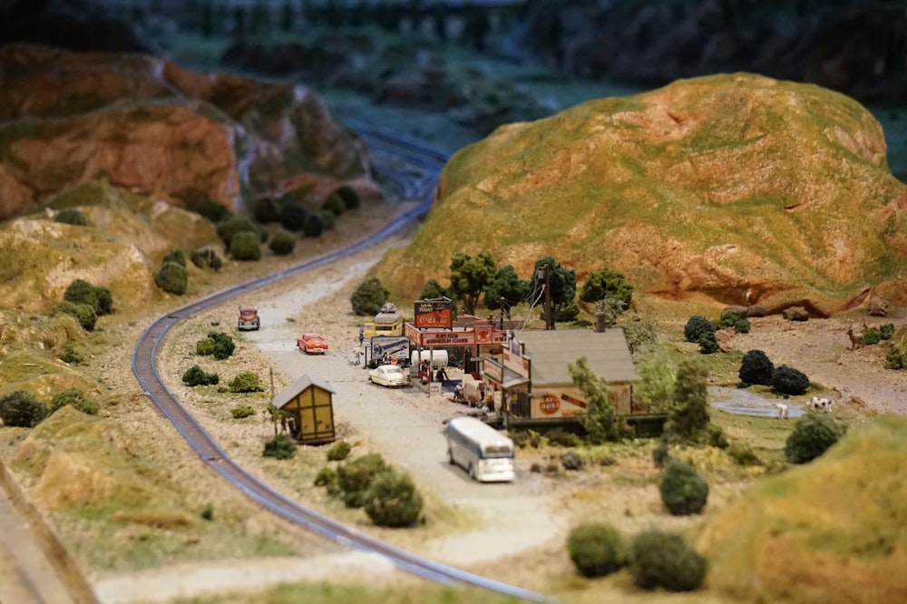 cidade em miniatura ao lado da montanha e da rodovia