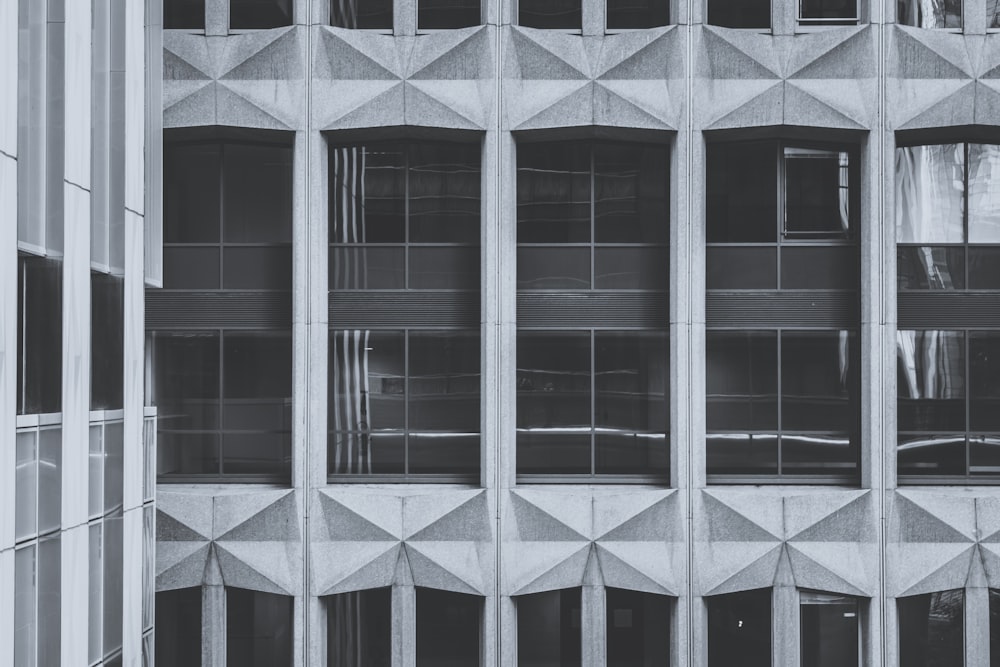Fotografía en escala de grises de un edificio arquitectónico