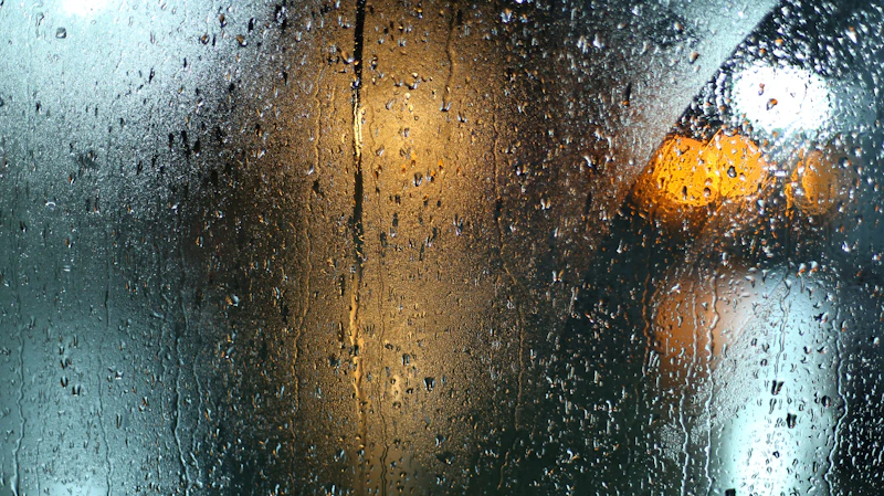 Pare-brise embué sur une voiture par temps humide