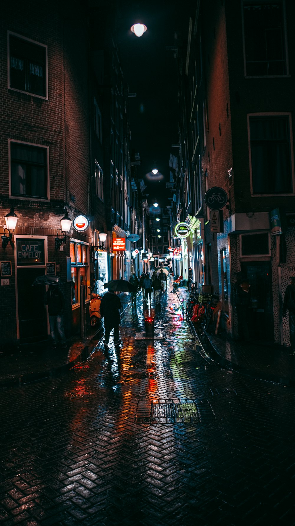 Menschen zwischen den Gebäuden in der Nacht
