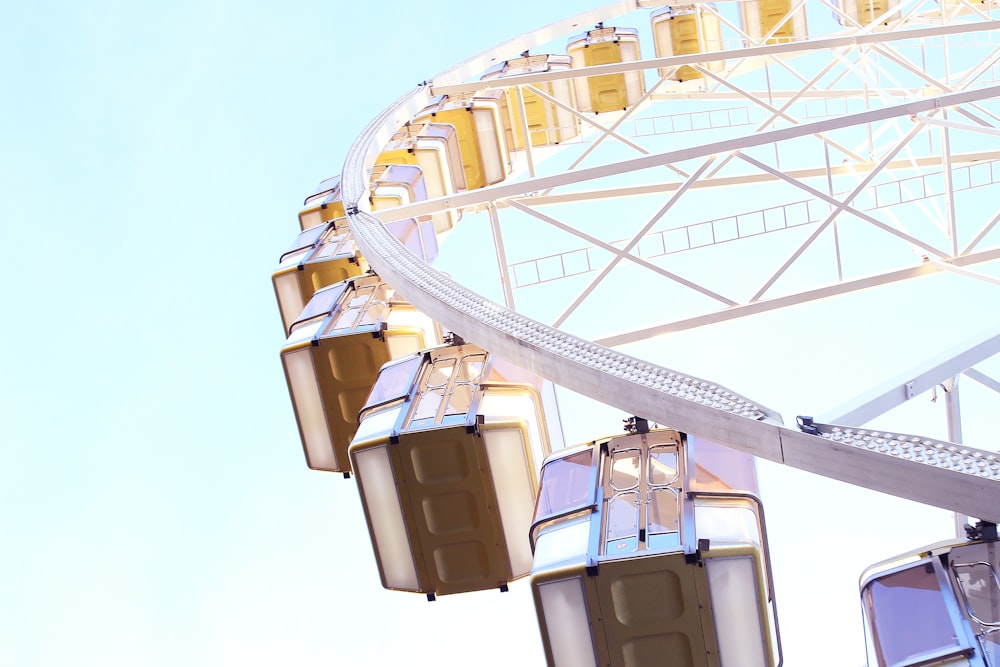 photographie en contre-plongée de la grande roue