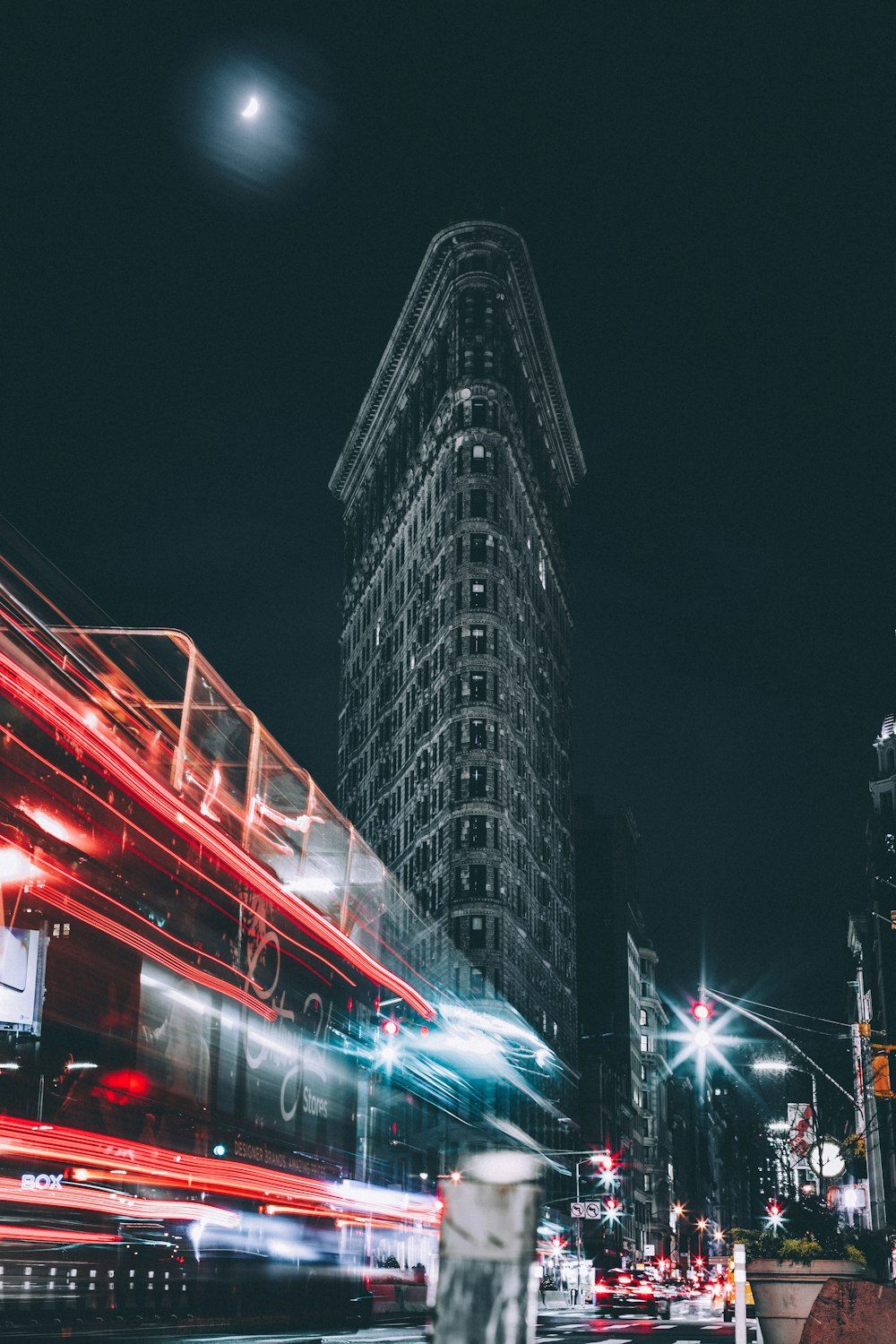 photographie en accéléré d’un bâtiment en fer plat, ville de New York