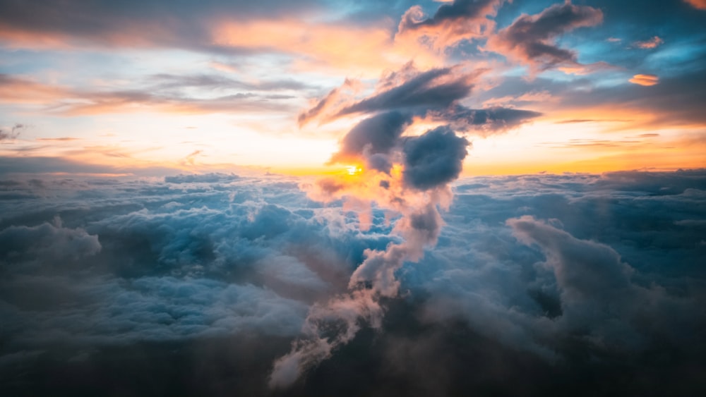 オレンジ色の空に白い雲