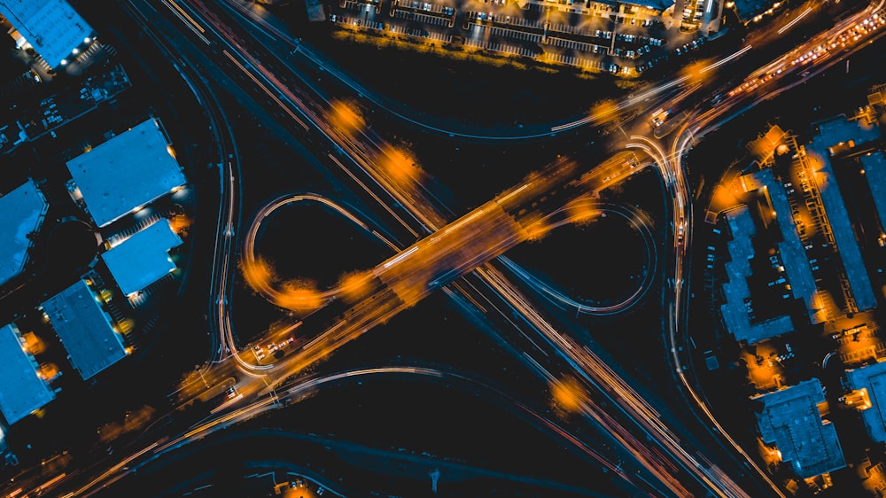 Photographie en accéléré de la rue pendant la nuit