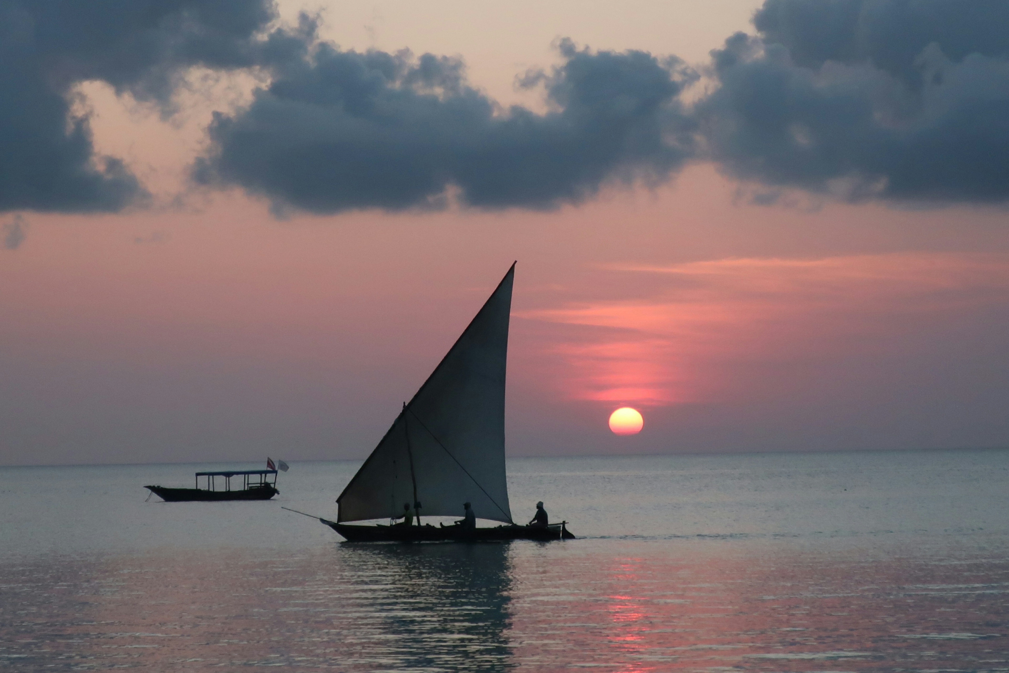 un tramonto sull'acqua turchina di zanzibar, da vedere assolutamente