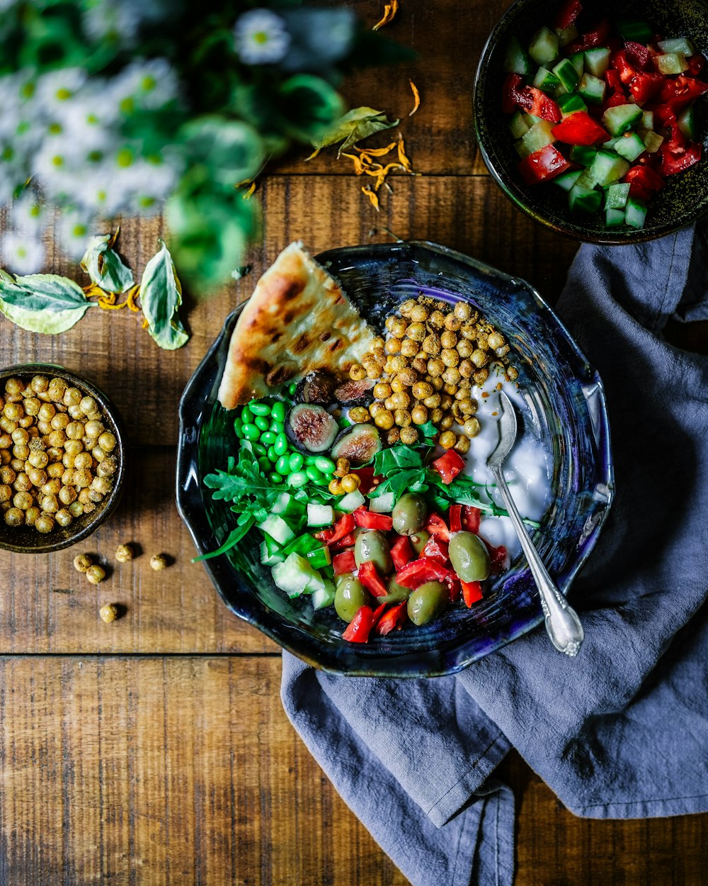 야채와 함께 검은 세라믹 그릇에 은숟가락