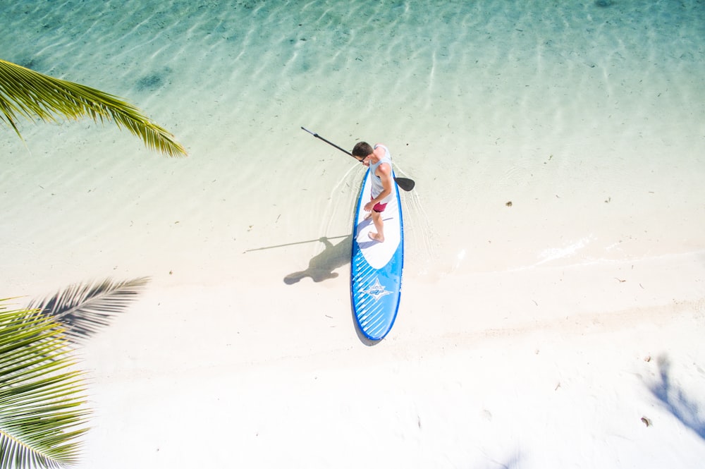 Mann surft am Strand